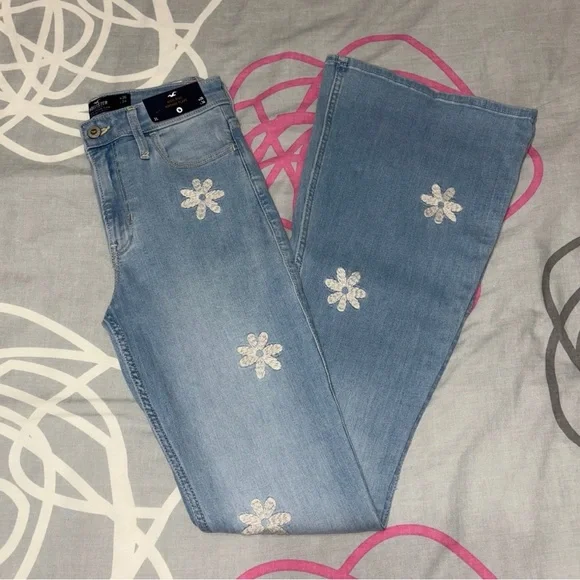 Hollister High-Rise Embroidered Floral Vintage Flare Jeans - Picture 2 of 10